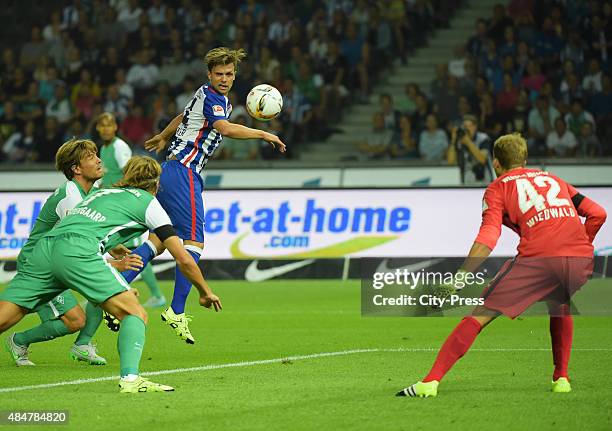 Valentin Stocker of Hertha BSC, Jannik Vestergaard and Felix Wiedwald of Werder Bremen during the game between Hertha BSC and Werder Bremen on August...