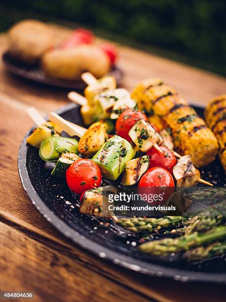 gegrilltes kebab mit gegrilltem gemüse, mais und spargel - vegetarian stock-fotos und bilder