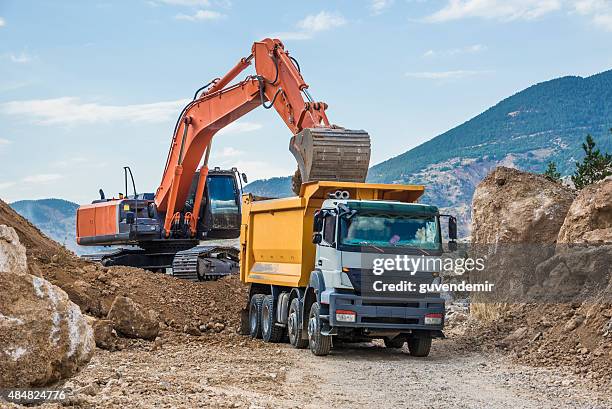 excavator carga dumper truck - camión de descarga fotografías e imágenes de stock