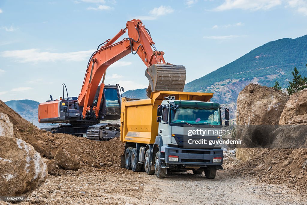 Excavator chargement camion dumper
