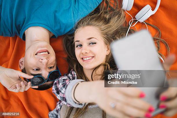 teenager couple making selfie - teenager girl blanket stockfoto's en -beelden