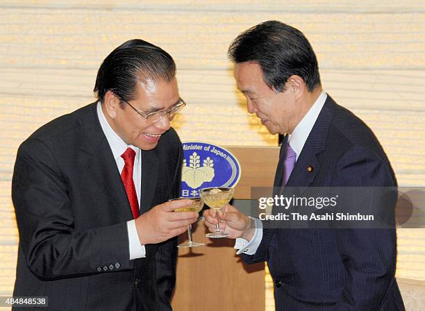 Vietnam Communist Party General Secretary Nong Duc Manh and Japanese Prime Minister Taro Aso toast glasses during a welcome dinner hosted by Aso at...