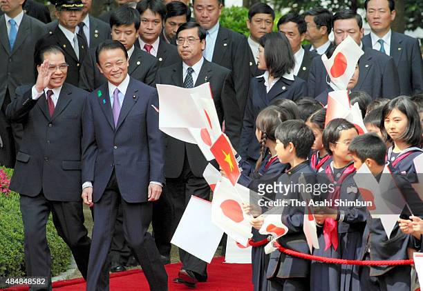 Vietnam Communist Party General Secretary Nong Duc Manh and Japanese Prime Minister Taro Aso review the honour guard during the welcome ceremony at...
