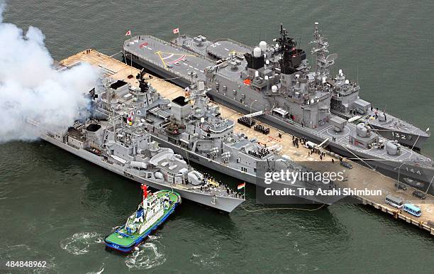 Ins Mumbai D62 Naval Destroyer Ins Mumbai Photos and Premium High Res Pictures - Getty ...