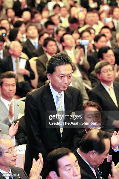 Newly elected Democratic Party of Japan President Yukio Hatoyama bows to his fellow lawmakers after the election on May 16, 2009 in Tokyo, Japan.