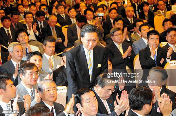 Newly elected Democratic Party of Japan President Yukio Hatoyama bows to his fellow lawmakers after the election on May 16, 2009 in Tokyo, Japan.
