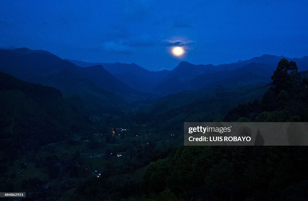 COLOMBIA-MOON-FEATURE