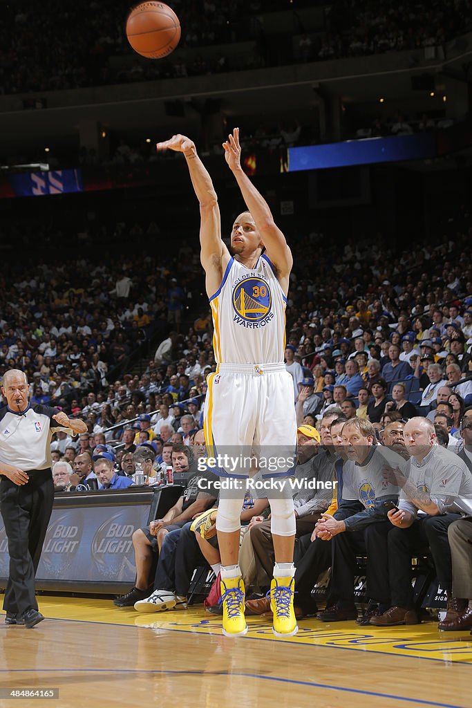 Minnesota Timberwolves v Golden State Warriors