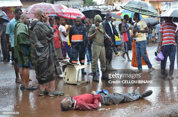 Man suspected of being infected with ebola lies dead in the street in Conakry on August 21, 2015. AFP PHOTO / CELLOU BINANI