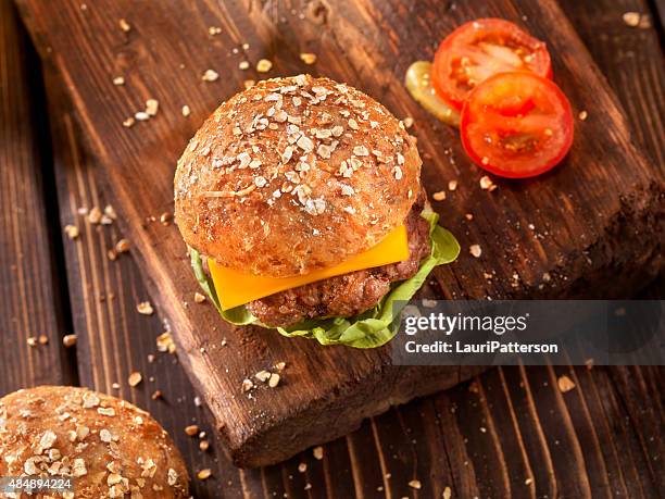 cheeseburger with lettuce and tomato - burger top view stock pictures, royalty-free photos & images