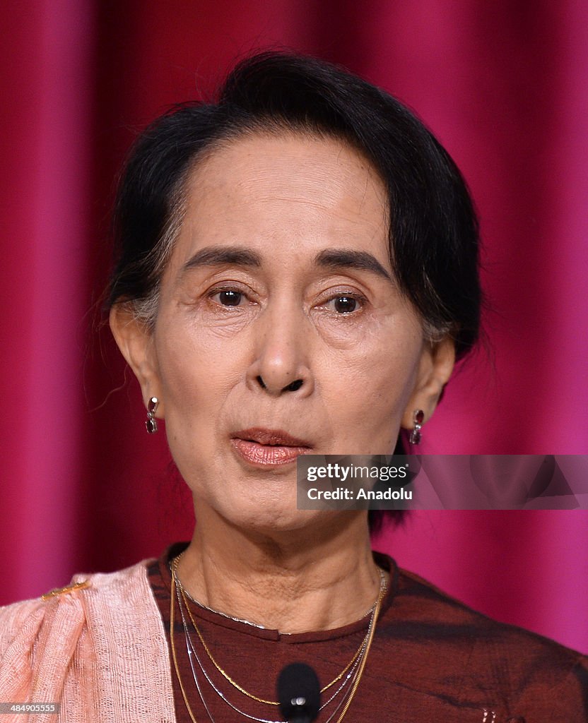 Francois Hollande - Aung San Suu Kyi meeting