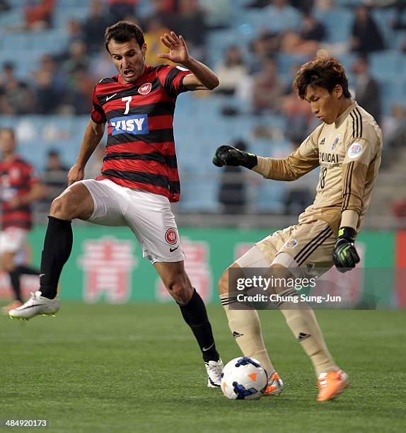 Labinot Haliti of Western Sydney compete for the ball with Kim Seung-Gyu of Ulsan Hyundai during the AFC Champions League Group H match between Ulsan...