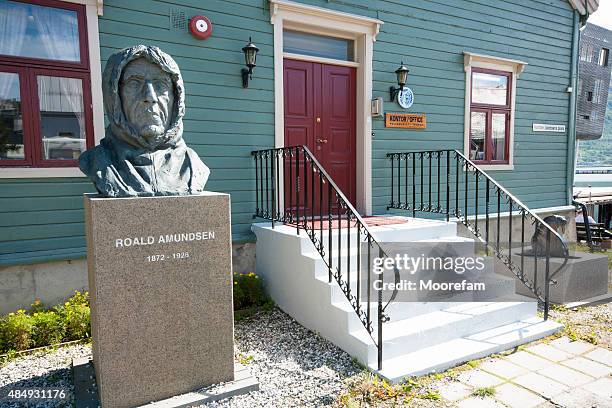museu polar intromso noruega com peito de polar explorer estação amundsen - roald amundsen imagens e fotografias de stock