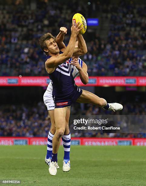 Matt De Boer of the Dockers marks the ball during the round 21 AFL match between the North Melbourne Kangaroos and the Fremantle Dockers at Etihad...