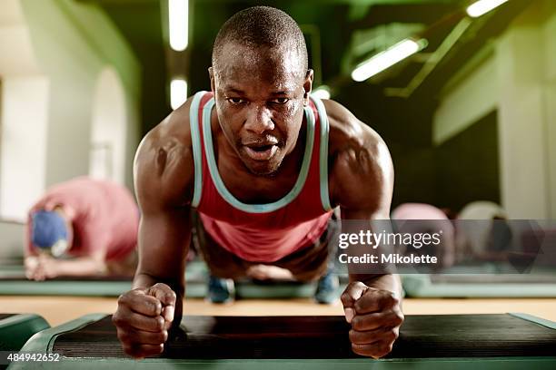 how long can you hold a plank? - fitness man gym stockfoto's en -beelden