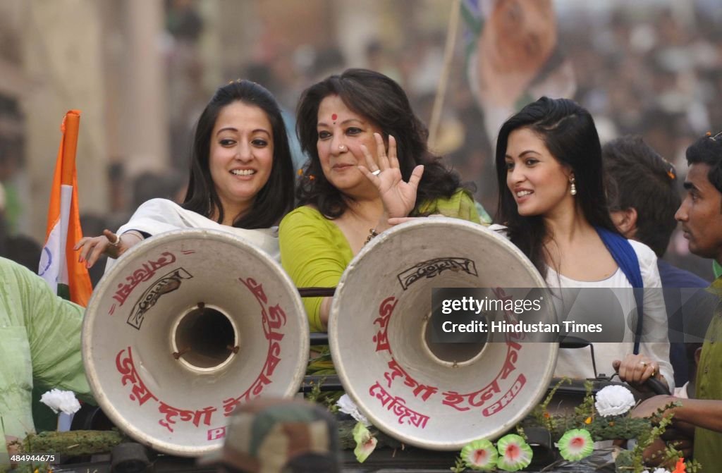 Moon Moon Sen Campaigns With Daughters Riya And Raima In Bankura