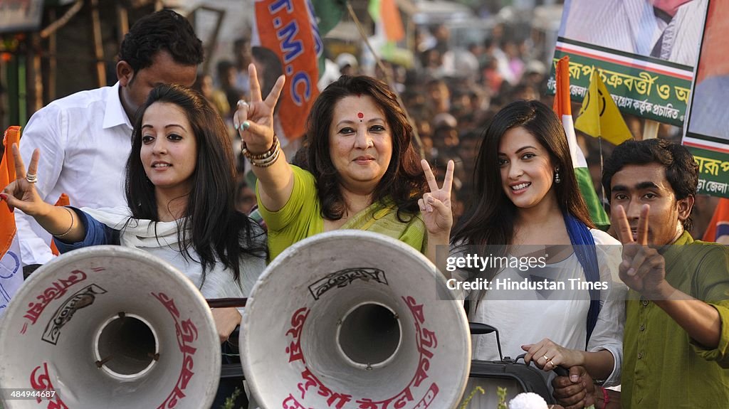 Moon Moon Sen Campaigns With Daughters Riya And Raima In Bankura