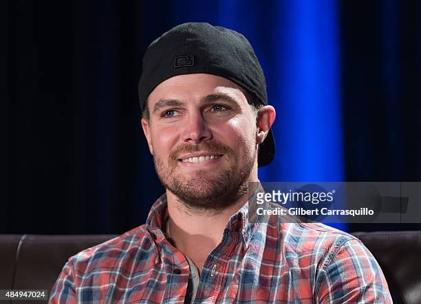 Actor Stephen Amell attends Wizard World Comic Con Chicago 2015 - Day 3 at Donald E. Stephens Convention Center on August 22, 2015 in Chicago,...