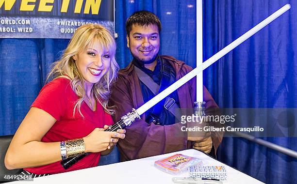 Actress Jodie Sweetin poses with fan during Wizard World Comic Con Chicago 2015 - Day 3 at Donald E. Stephens Convention Center on August 22, 2015 in...