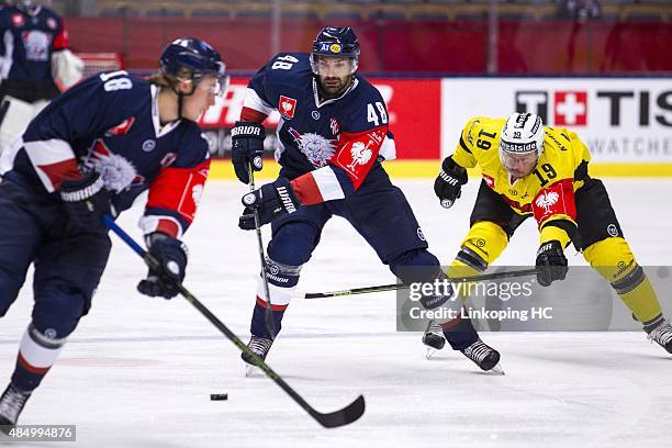 Bern's Chuck Kobasew tries to take the puck from Linkoping HC's Daniel Rahimi during the Champions Hockey League group stage game between Linkoping...