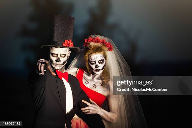 paar in halloween-skelett bridal kostüm nicht bedrohlich geste - bühnenkostüm stock-fotos und bilder