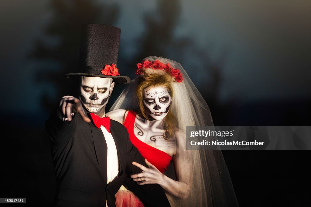Pareja en Halloween esqueleto no mortal gesto disfraz de bodas