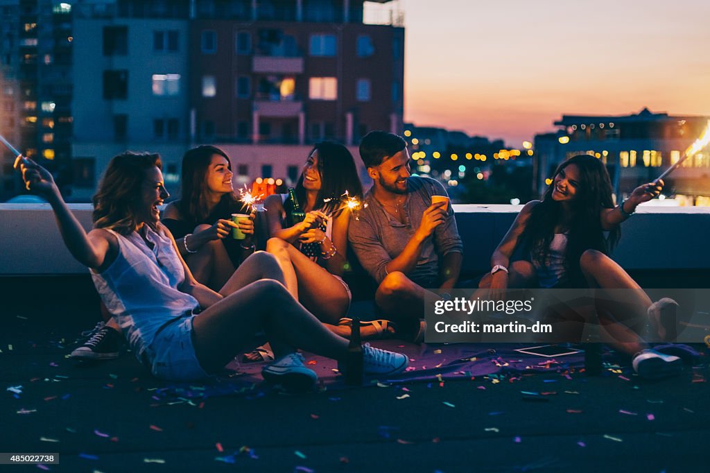 Beste Freunde auf einer party auf dem Dach