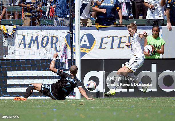 Steven Gerrard of Los Angeles Galaxy attempts to tap in but was unable to score against Jason Hernandez of the New York City FC during the second...