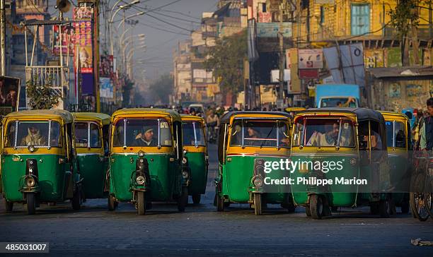 auto rickshaws waiting for green light - delhi - new delhi stock pictures, royalty-free photos & images