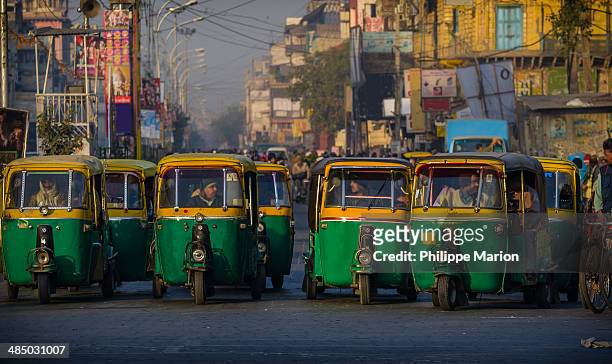 auto rickshaws waiting for green light - delhi - motorriksha bildbanksfoton och bilder