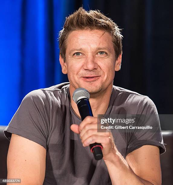 Actor Jeremy Renner attends Wizard World Comic Con Chicago 2015 - Day 4 at Donald E. Stephens Convention Center on August 22, 2015 in Chicago,...