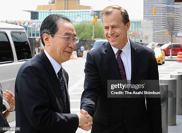 Chinese envoy for North Korean issues Wu Dawei and his counterpart Glyn Davies shake hands prior to their meeting on April 14, 2014 in New York.