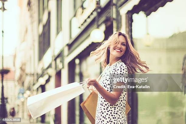 happy shopper - shopping frau luxus stock-fotos und bilder