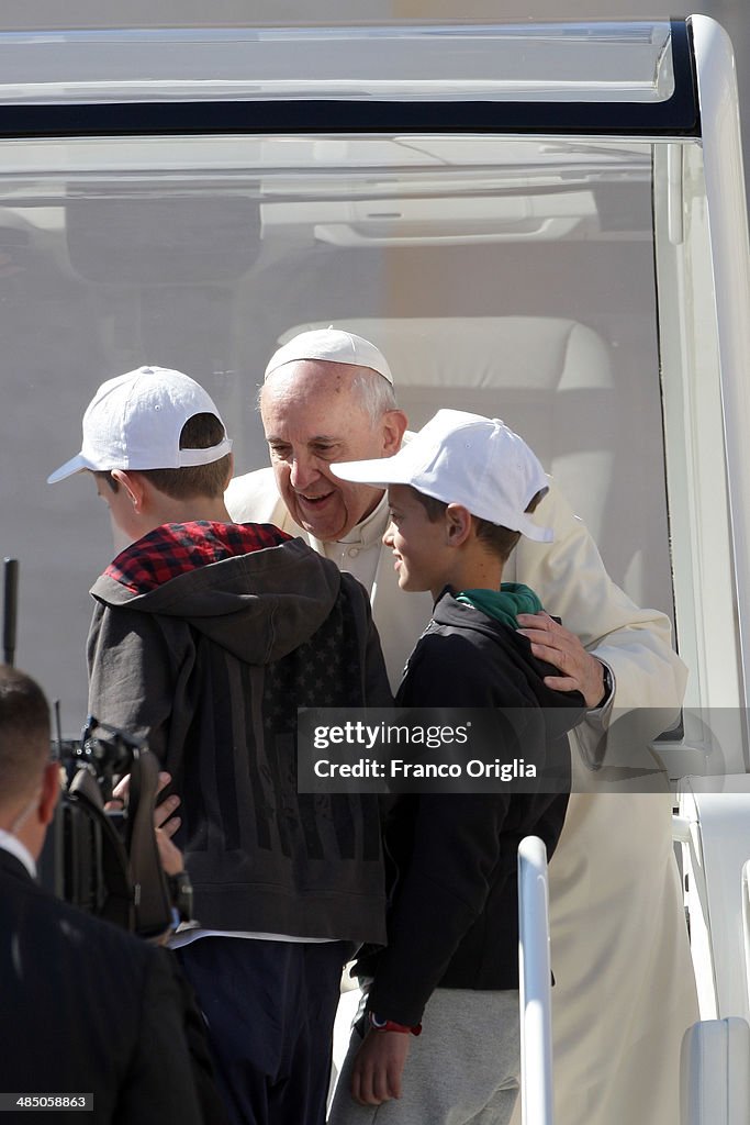 Pope Francis Holds His Weekly Audience