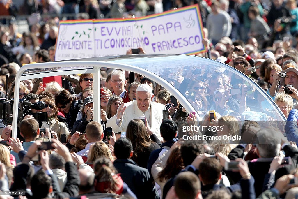 Pope Francis Holds His Weekly Audience