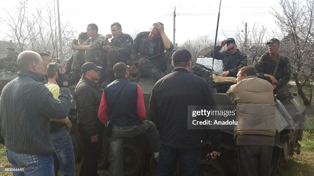 Slavyansk residents block Ukraine tanks from city