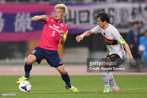 Hotaru Yamaguchi of Cerezo Osaka battles for the ball with Kim Tae Su of Pohang Steelers during the AFC Champions League Group E match between Cerezo...