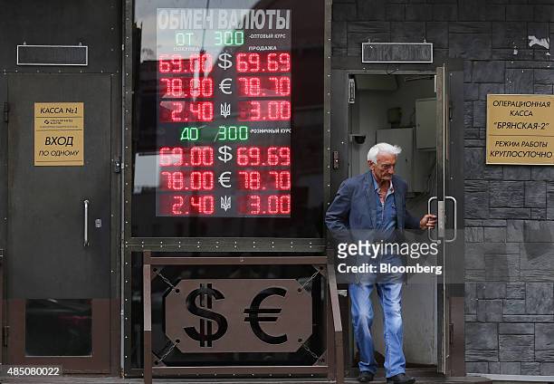 september bidden Vruchtbaar 266 Dollar Ruble Exchange Rate Photos and Premium High Res Pictures - Getty  Images