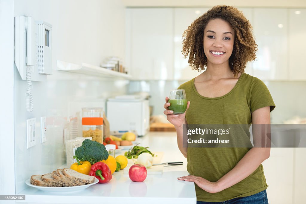 Mujer sana bebiendo un jugo verde