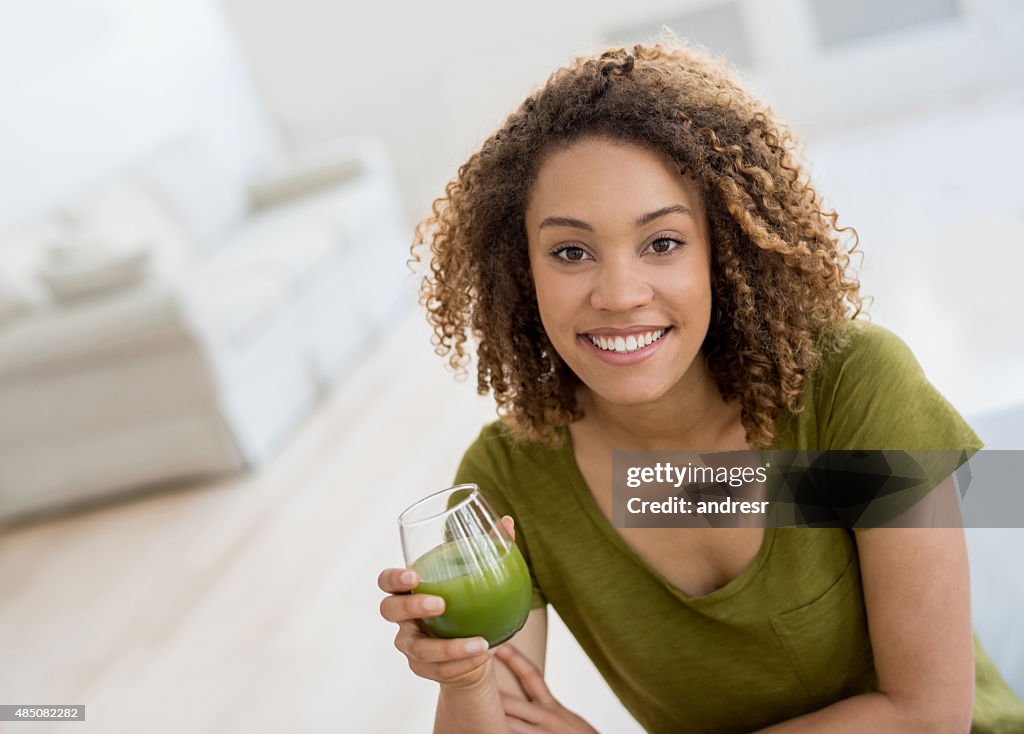 Gesunde Frau trinkt einen Bio-Grünsaft