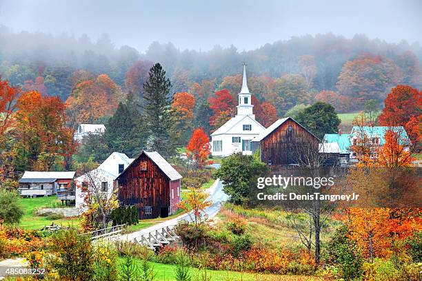 misty follaje de otoño del campo de vermont - vermont fotografías e imágenes de stock