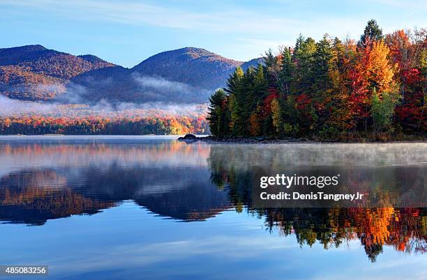 reflet splendide de l'automne dans le vermont - région des appalaches photos et images de collection