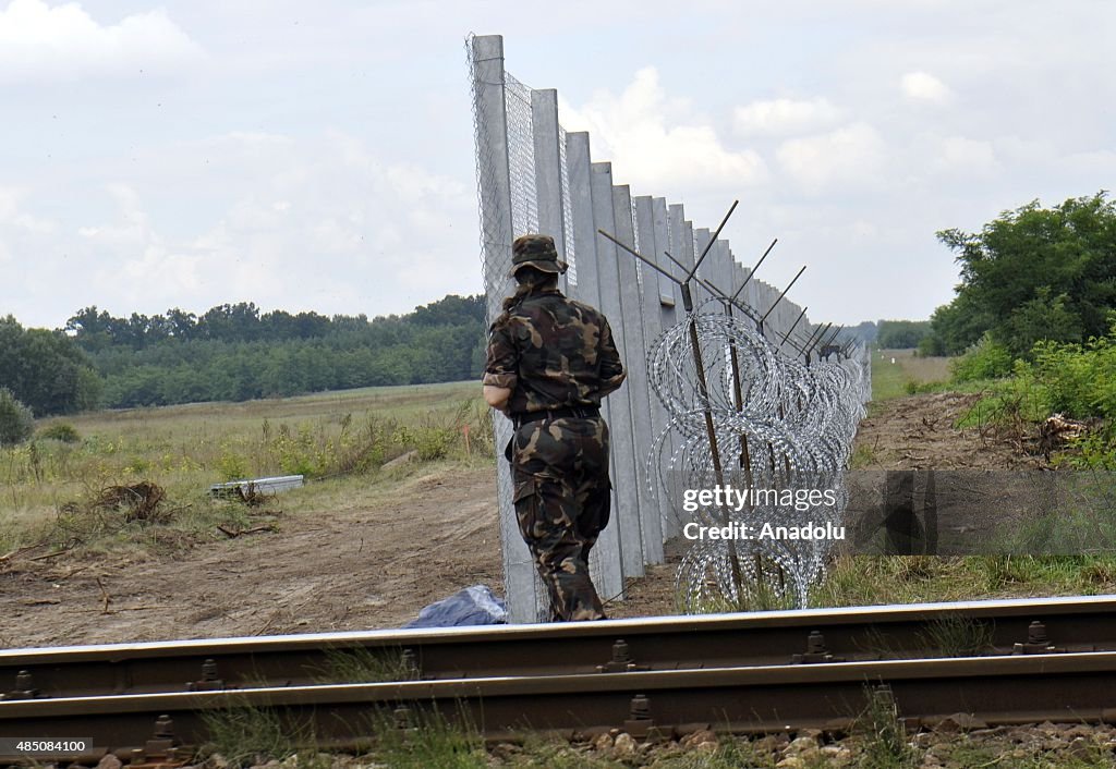 Hungary puts wire fences on Serbia border