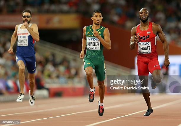 Wayde Van Niekerk of South Africa and Lashawn Merritt of the United States compete in the Men's 400 metres semi-final during day three of the 15th...