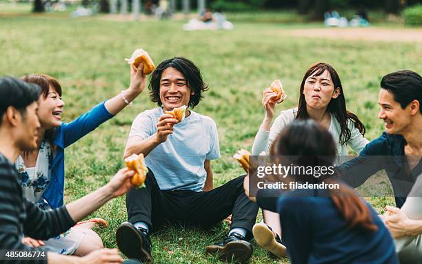 japanische teenager essen im freien - breakfast to go stock-fotos und bilder