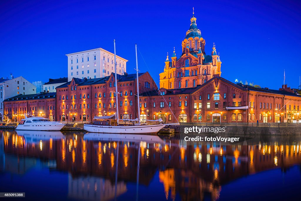 Helsinki, die Uspenski-Kathedrale in beleuchteten marina ruhigen Wasser Finnland