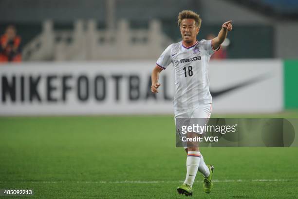 Yoshifumi Kashiwa of Sanfrecce Hiroshima in action during the Asian Champions League match between Beijing Guo'an and Sanfrecce Hiroshima at Workers...