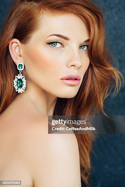 studioshot of young beautiful woman - smaragd stockfoto's en -beelden