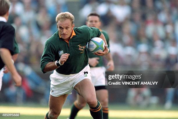 Springbok skipper Francois Pienaar runs with the ball during the rugby World Cup final between South Africa and New Zealand at Ellis Park in...