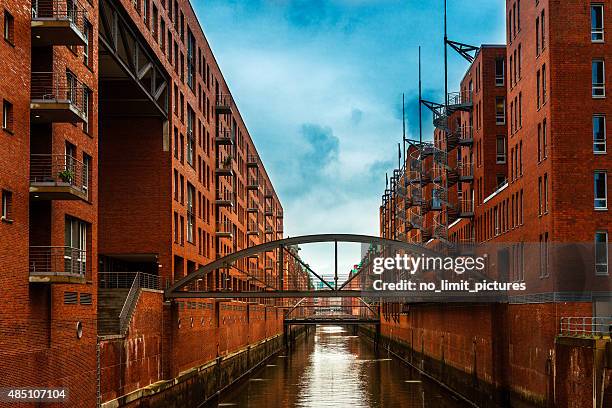 speicherstadt in hamburg - speicherstadt stockfoto's en -beelden